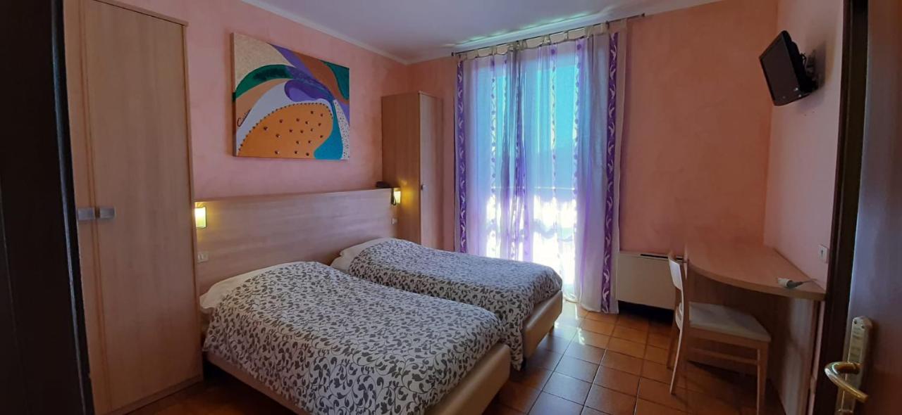 סירמיונה Hotel Chiara מראה חיצוני תמונה