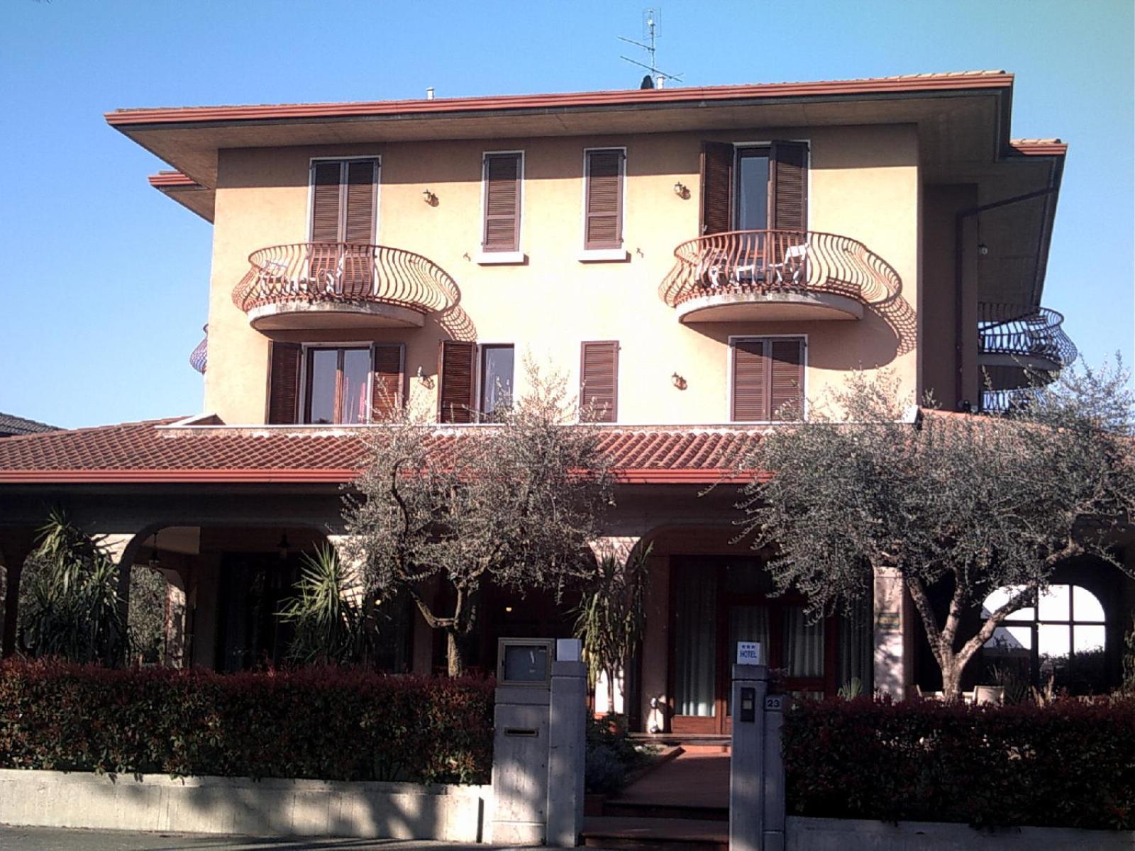סירמיונה Hotel Chiara מראה חיצוני תמונה