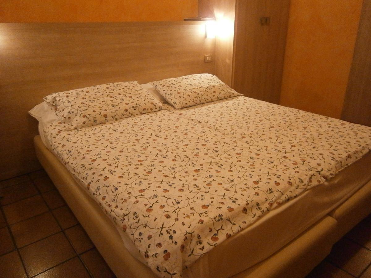 סירמיונה Hotel Chiara מראה חיצוני תמונה